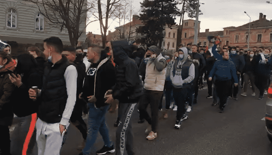 live - video: protestul de luni din sibiu: măști arse și horă în piața mare - huiduieli la prefectură