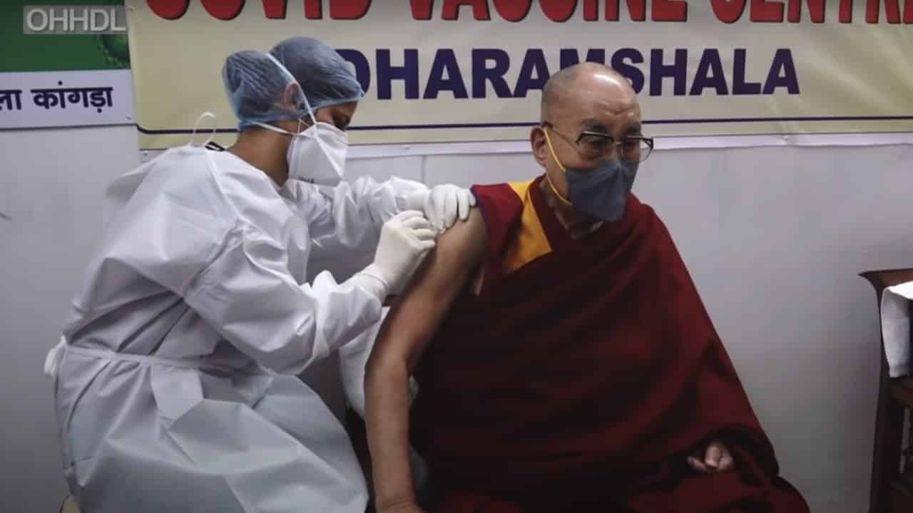 dalai lama s-a vaccinat - ”faceţi această injecţie. este de mare ajutor”