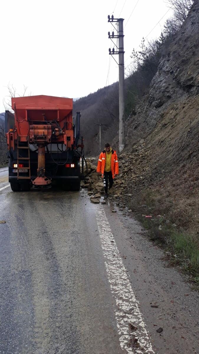 foto - căderi de pietre pe valea oltului la călimănești - un sens blocat