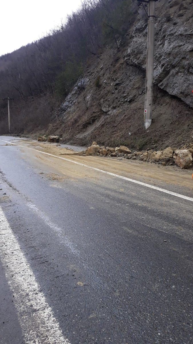 foto - căderi de pietre pe valea oltului la călimănești - un sens blocat