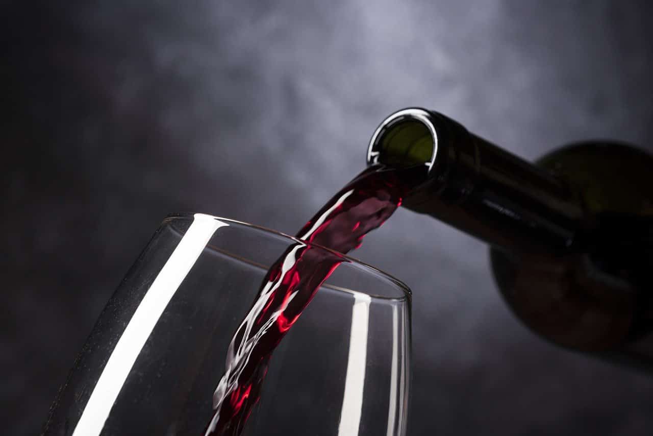 un român consumă, în medie, aproximativ 23,5 litri de vin pe an