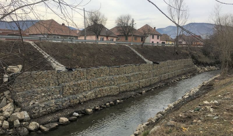 foto modernizare pe drumul sibiu - păltiniș. a fost consolidat un zid de protecție