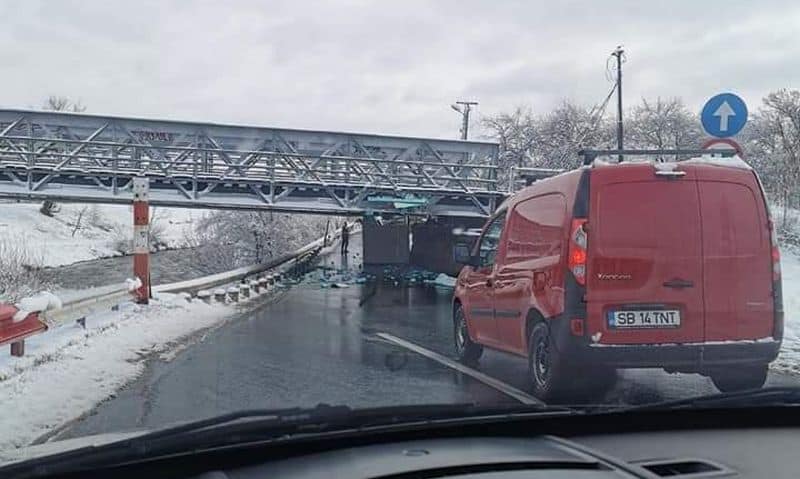 foto încă un ”viteaz” a rămas blocat sub podul de la libertatea - mașina era plină cu ouă