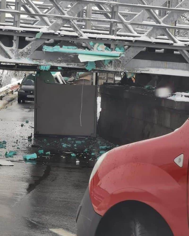 foto încă un ”viteaz” a rămas blocat sub podul de la libertatea - mașina era plină cu ouă