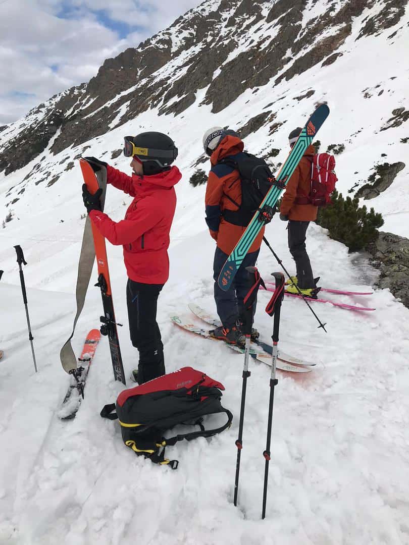 turiști surprinși de avalanșă în munții făgăraș - au fost salvați de salvamontiștii sibieni