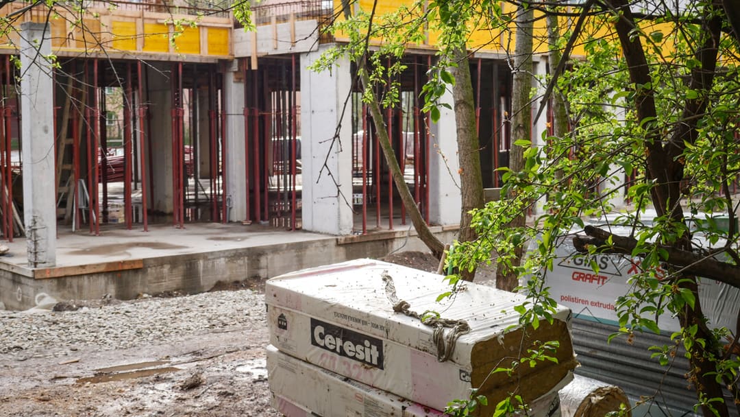 foto probleme la noul corp de clădire al școlii 6 - lucrări sistate din cauza unei erori de proiectare