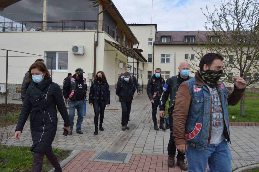 foto bikerii sibieni, ”iepurași” pentru cei internați în centrul săliște