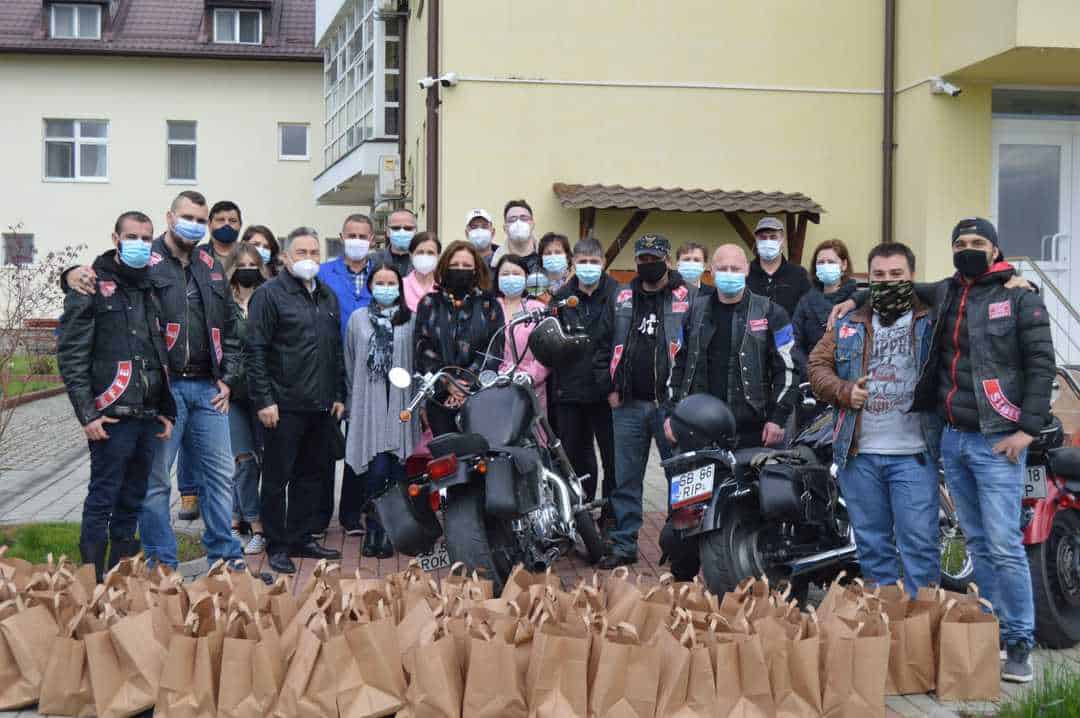 foto bikerii sibieni, ”iepurași” pentru cei internați în centrul săliște