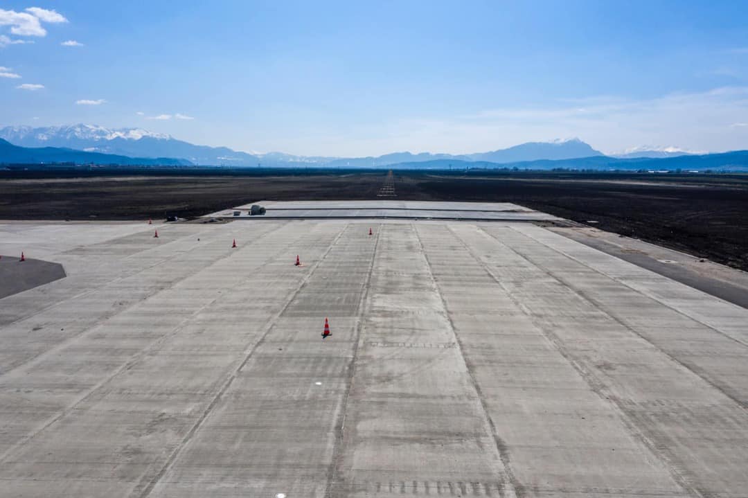 lucrările de la aeroportul brașov întârziate de construcții sa sibiu – brașovenii dau în judecată firma sibiană