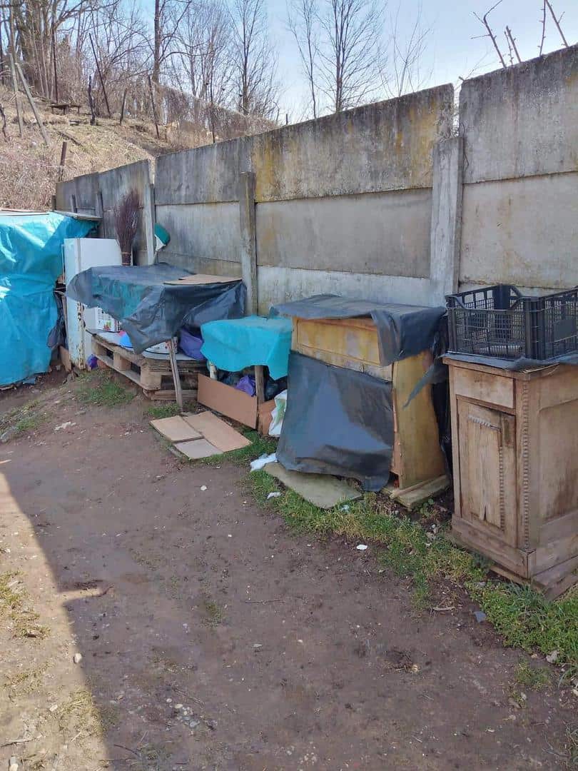 doi pensionari la un pas să fie aruncați în stradă la șelimbăr - trăiesc într-o cocioabă de carton care va fi demolată