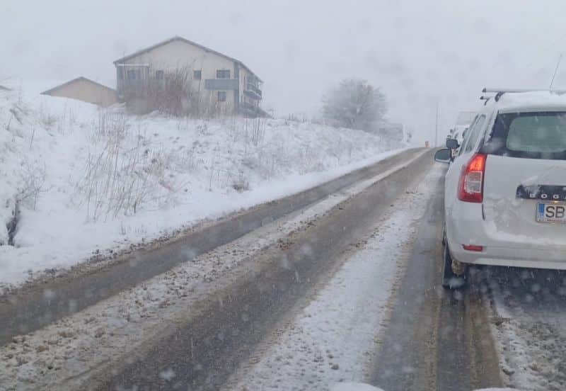 foto: iarna din aprilie la sibiu - străzi aglomerate și trafic infernal pe calea cisnădiei