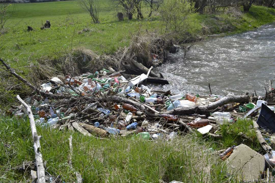 foto - dezastru ecologic pe valea sevișului - gunoaie la tot pasul - râul este efectiv ''sufocat'' de mizerie