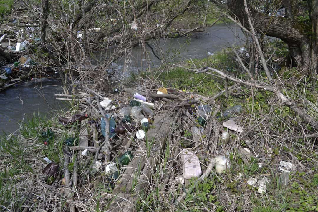 foto - dezastru ecologic pe valea sevișului - gunoaie la tot pasul - râul este efectiv ''sufocat'' de mizerie