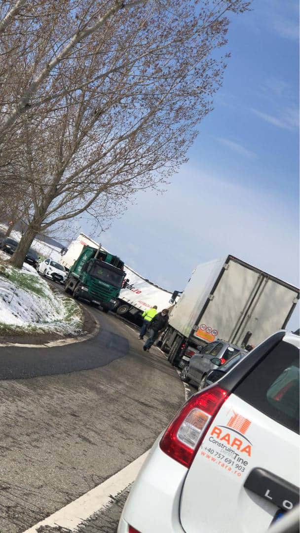 Un TIR blochează drumul Hoților