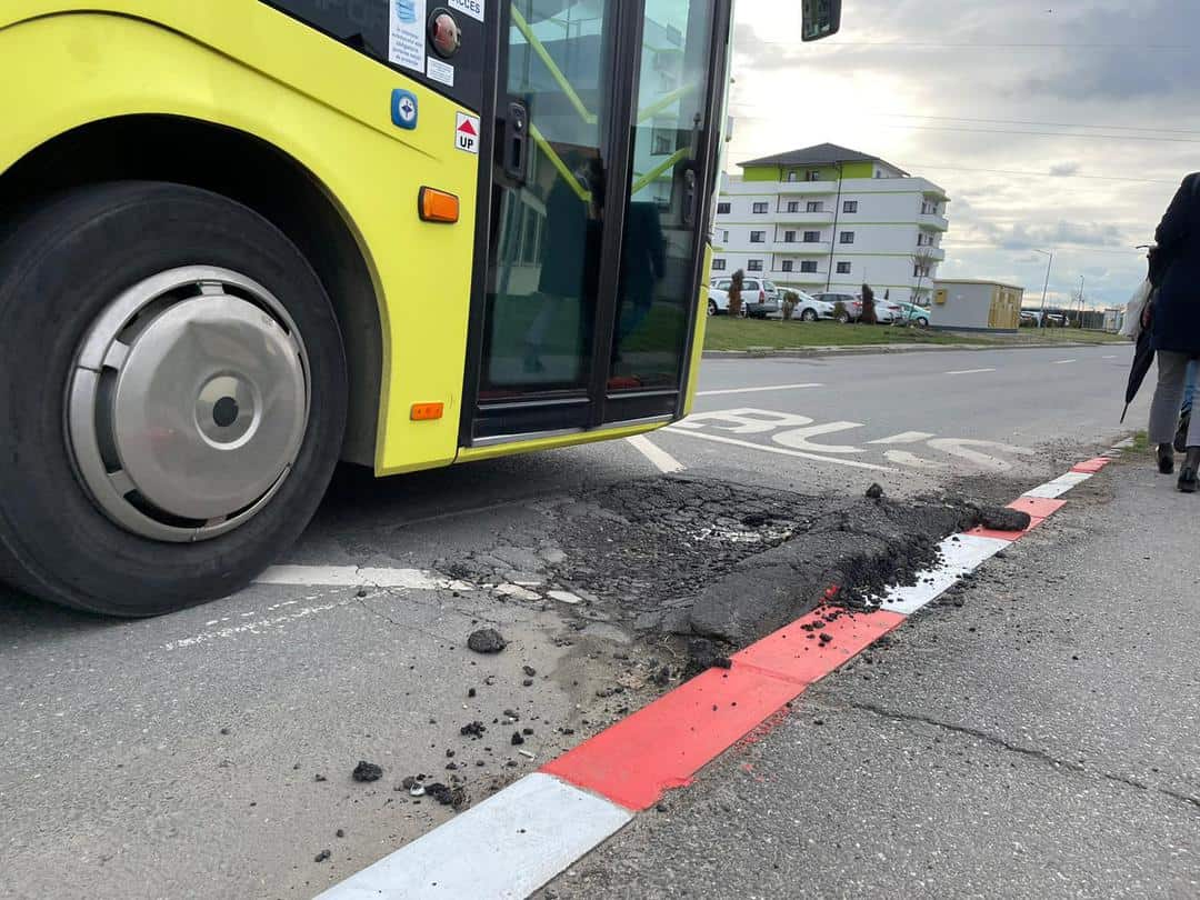 FOTO: Strada Țiglarilor arată ca după război - „Ocolești o groapă și dai într-un canal”