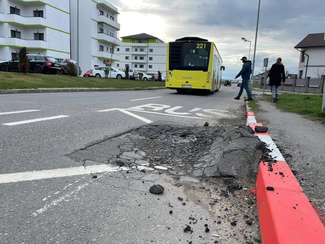 FOTO: Strada Țiglarilor arată ca după război - „Ocolești o groapă și dai într-un canal”