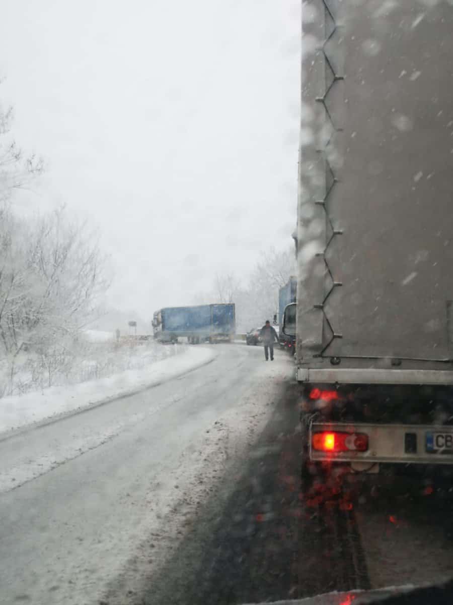 foto - coloane de zeci de mașini pe dn1 la hula bradului - tir blocat pe drum