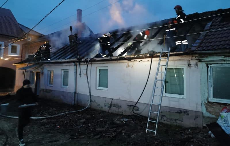 foto o casă a luat foc în cisnădie. trei oameni îngrijiți de medici