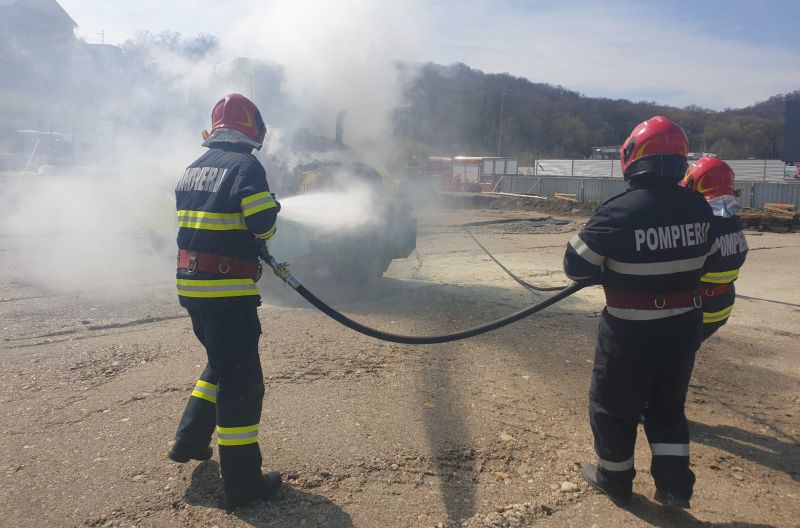 foto incendiu pe un șantier din mediaș. un utilaj a luat foc