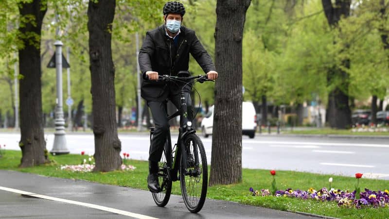 video - klaus iohannis a mers cu bicicleta la cotroceni