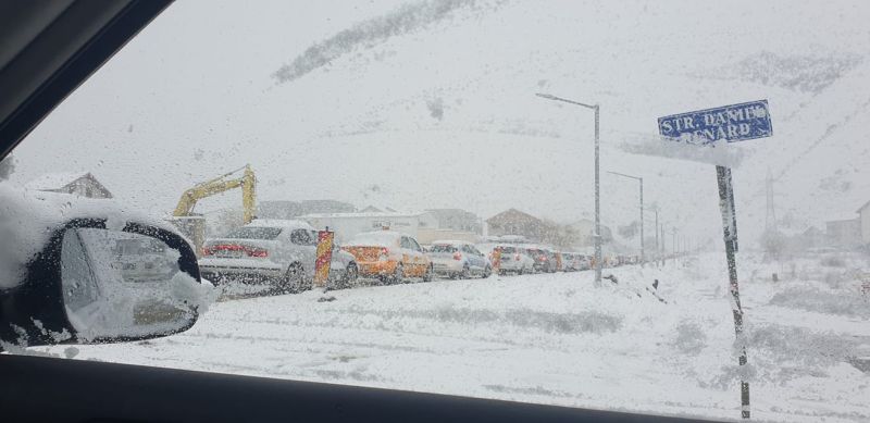 foto: iarna din aprilie la sibiu - străzi aglomerate și trafic infernal pe calea cisnădiei