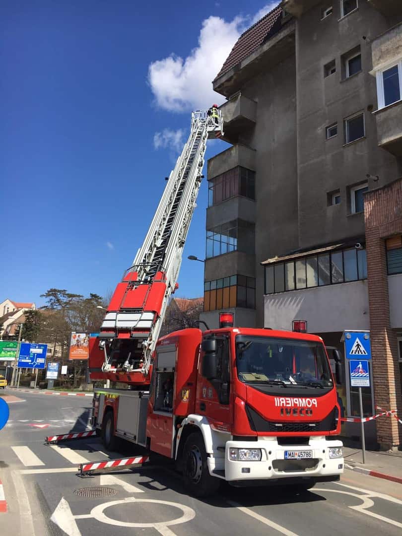 foto: tencuială căzută de pe un bloc de pe strada fabricii