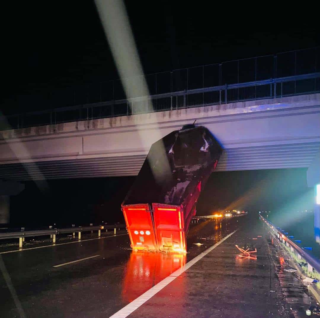 tir înțepenit sub un pod pe autostrada orăștie - sibiu