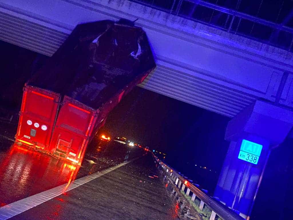 tir înțepenit sub un pod pe autostrada orăștie - sibiu