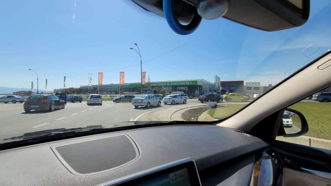 foto: aglomerație la mall și parcări sufocate - trafic bară la bară la ieșire din sibiu spre șelimbăr