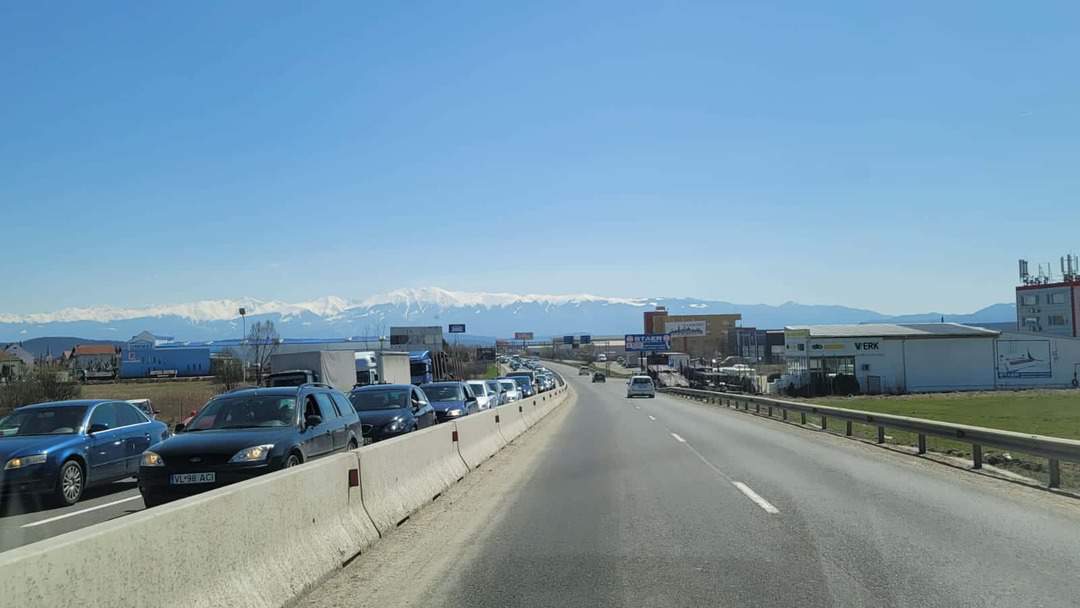 foto: aglomerație la mall și parcări sufocate - trafic bară la bară la ieșire din sibiu spre șelimbăr