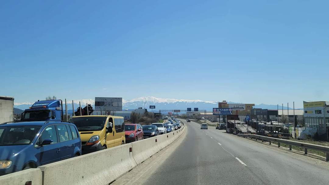 foto: aglomerație la mall și parcări sufocate - trafic bară la bară la ieșire din sibiu spre șelimbăr