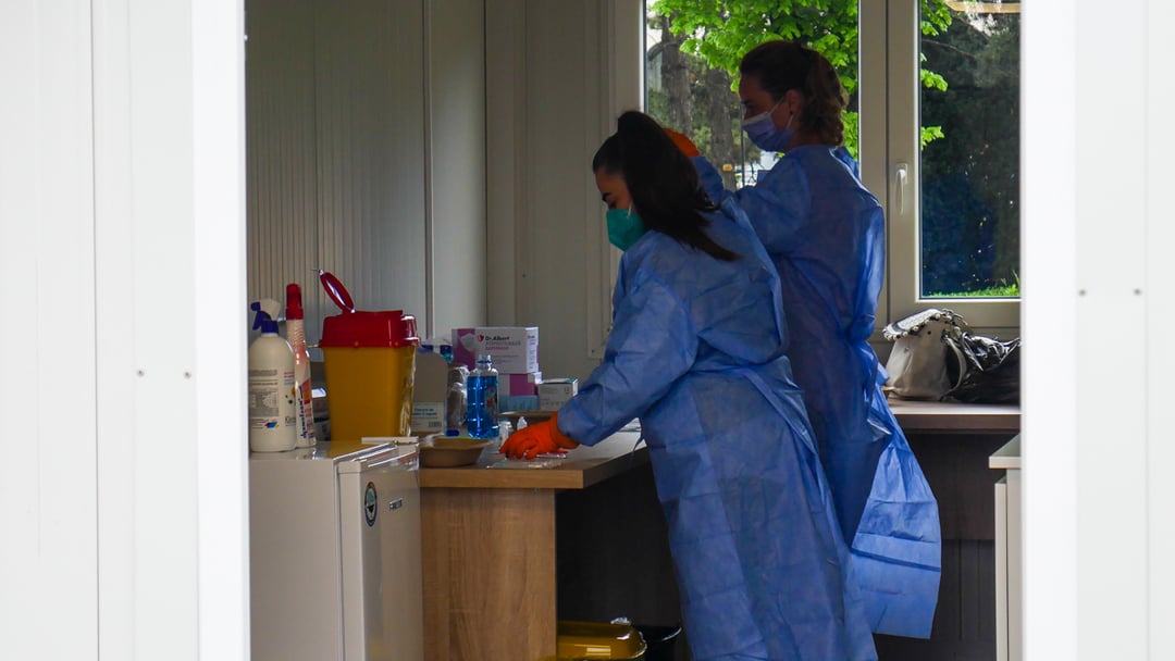 video reportaj: primul centru de vaccinare drive thru din sibiu - zeci de sibieni au venit să se imunizeze