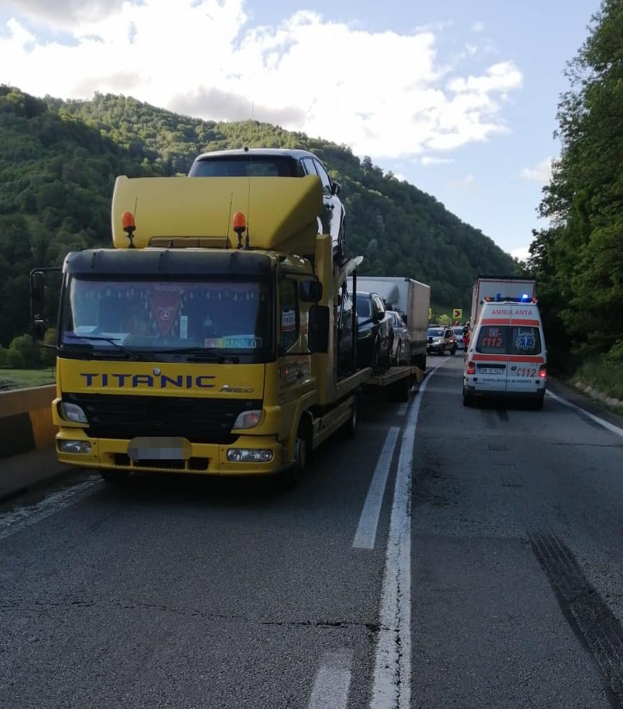 UPDATE FOTO Accident cu opt autoturisme pe Valea Oltului - Traficul a fost deblocat