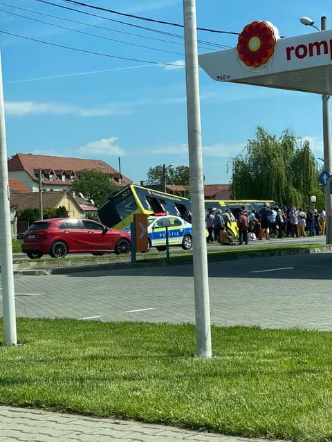 foto autobuz la un pas sa se răstoarne in cibin pe malului - șoferului i s-a făcut rău