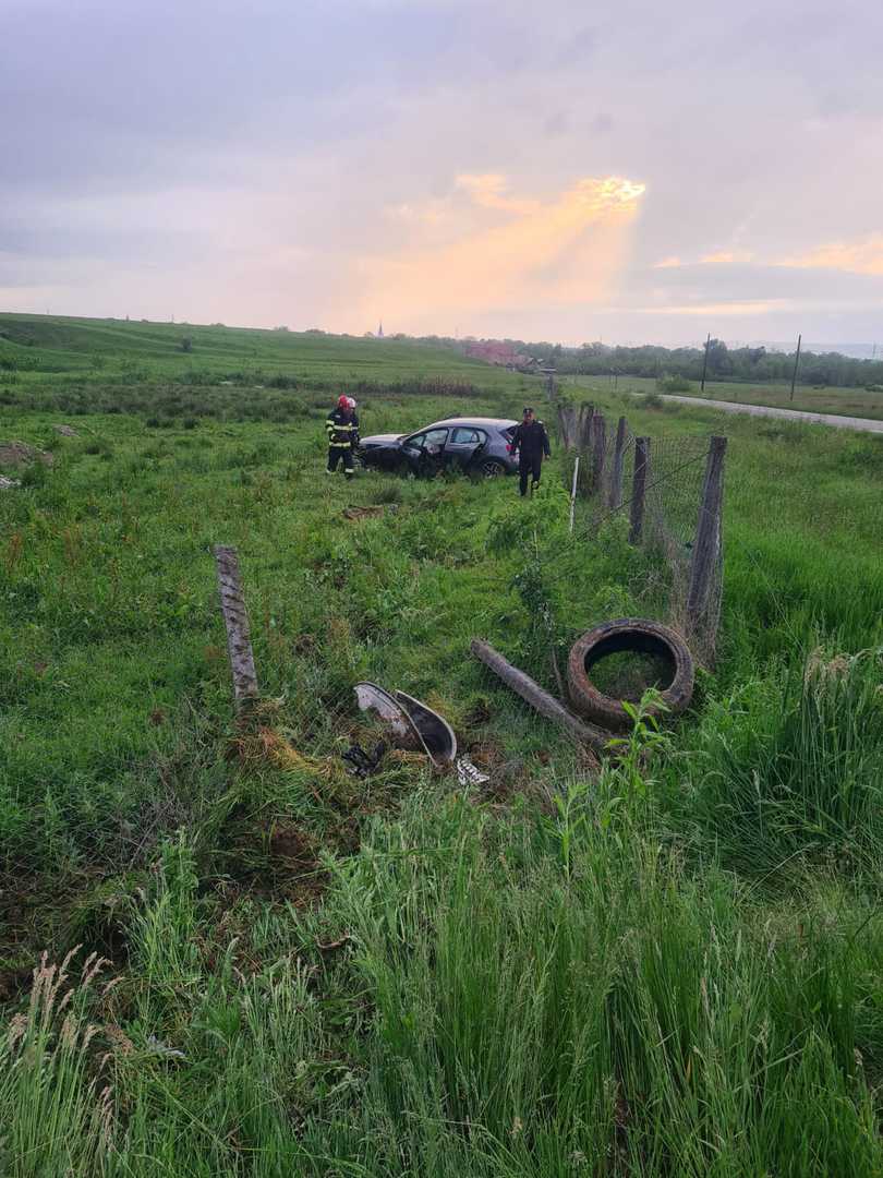 Accident la Cârțișoara - Un cisnădian a intrat cu mașina în gard