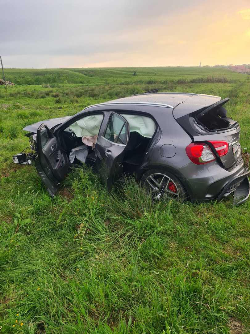 Accident la Cârțișoara - Un cisnădian a intrat cu mașina în gard