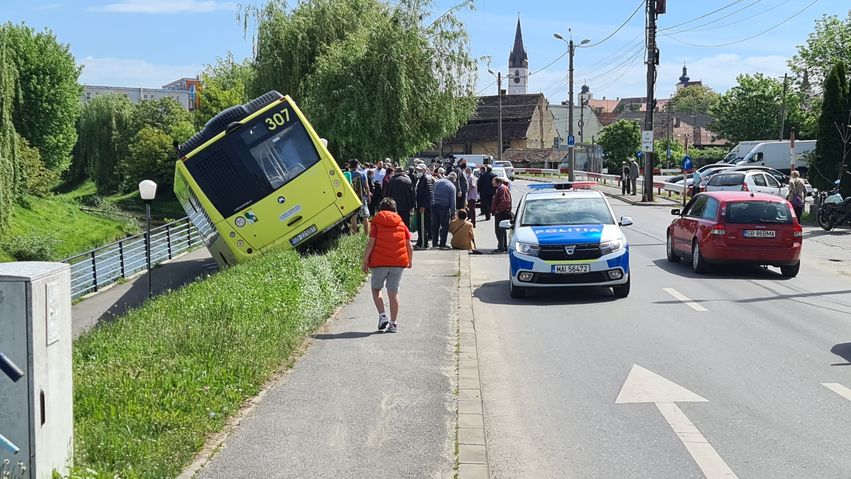 foto autobuz la un pas sa se răstoarne in cibin pe malului - șoferului i s-a făcut rău