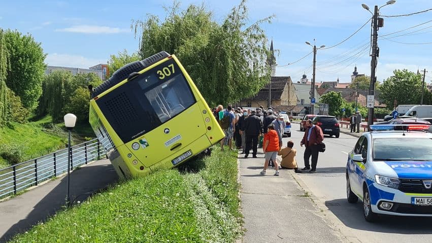 foto autobuz la un pas sa se răstoarne in cibin pe malului - șoferului i s-a făcut rău