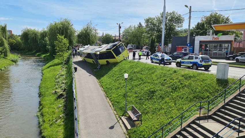 foto autobuz la un pas sa se răstoarne in cibin pe malului - șoferului i s-a făcut rău