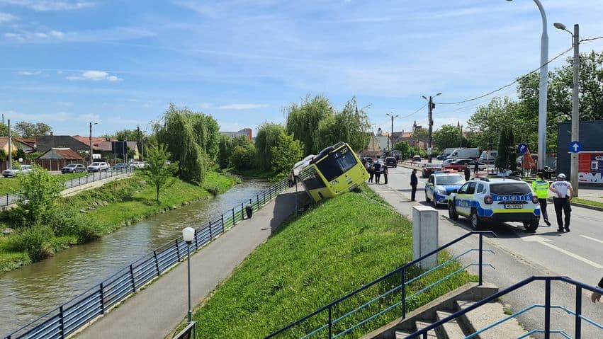 foto autobuz la un pas sa se răstoarne in cibin pe malului - șoferului i s-a făcut rău