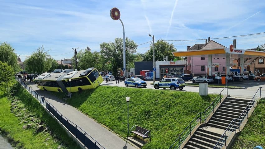 foto autobuz la un pas sa se răstoarne in cibin pe malului - șoferului i s-a făcut rău