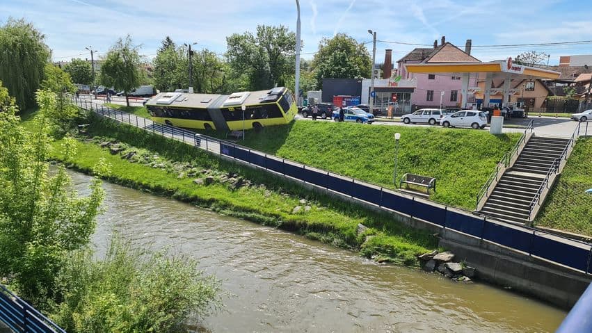 foto autobuz la un pas sa se răstoarne in cibin pe malului - șoferului i s-a făcut rău