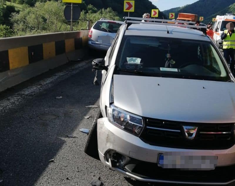 update foto accident cu opt autoturisme pe valea oltului - traficul a fost deblocat