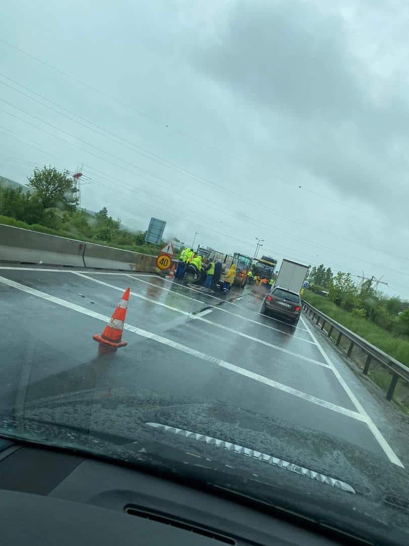 foto: asfaltare pe ploaie pe dn1 - se circulă greu pe autostradă la ieșirea spre mohu