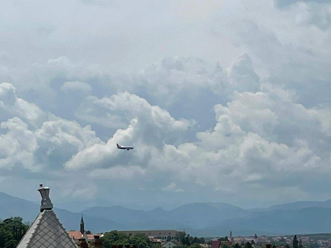 foto: un avion survolează de câteva ore cerul deasupra sibiului - explicațiile aeroportului