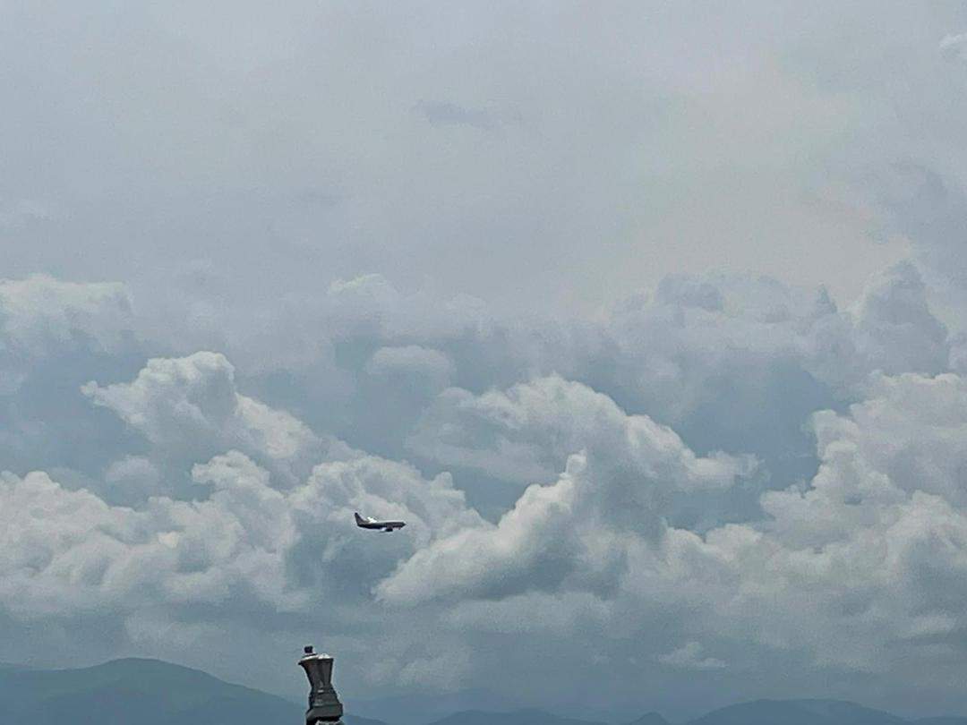 foto: un avion survolează de câteva ore cerul deasupra sibiului - explicațiile aeroportului