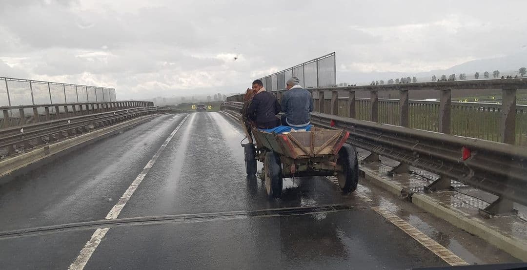 Cu căruța pe autostradă, vineri dimineață pe A1 în apropiere de Sibiu