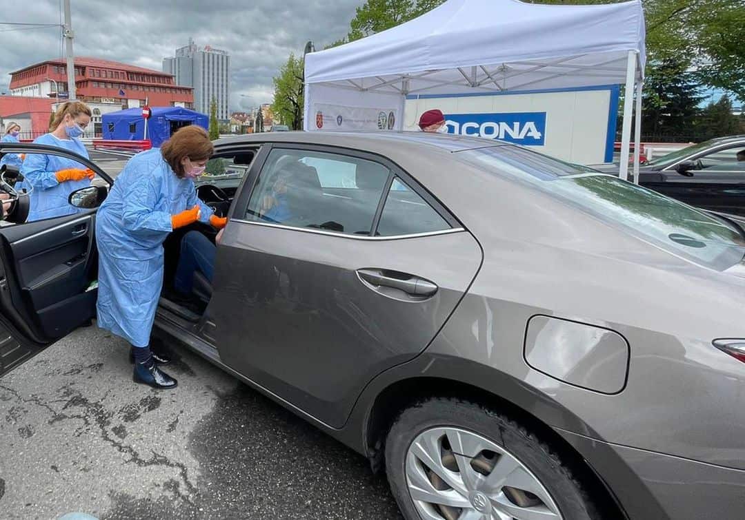 video foto: dan barna, la deschiderea primului centru de vaccinare drive thru din sibiu - „este deja coadă de mașini”