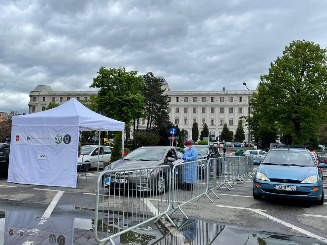 video foto: dan barna, la deschiderea primului centru de vaccinare drive thru din sibiu - „este deja coadă de mașini”