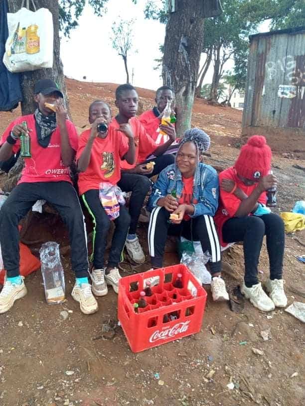 copiii din kenya au primit mâncare și dulciuri de la oamenii de bine din cisnădie